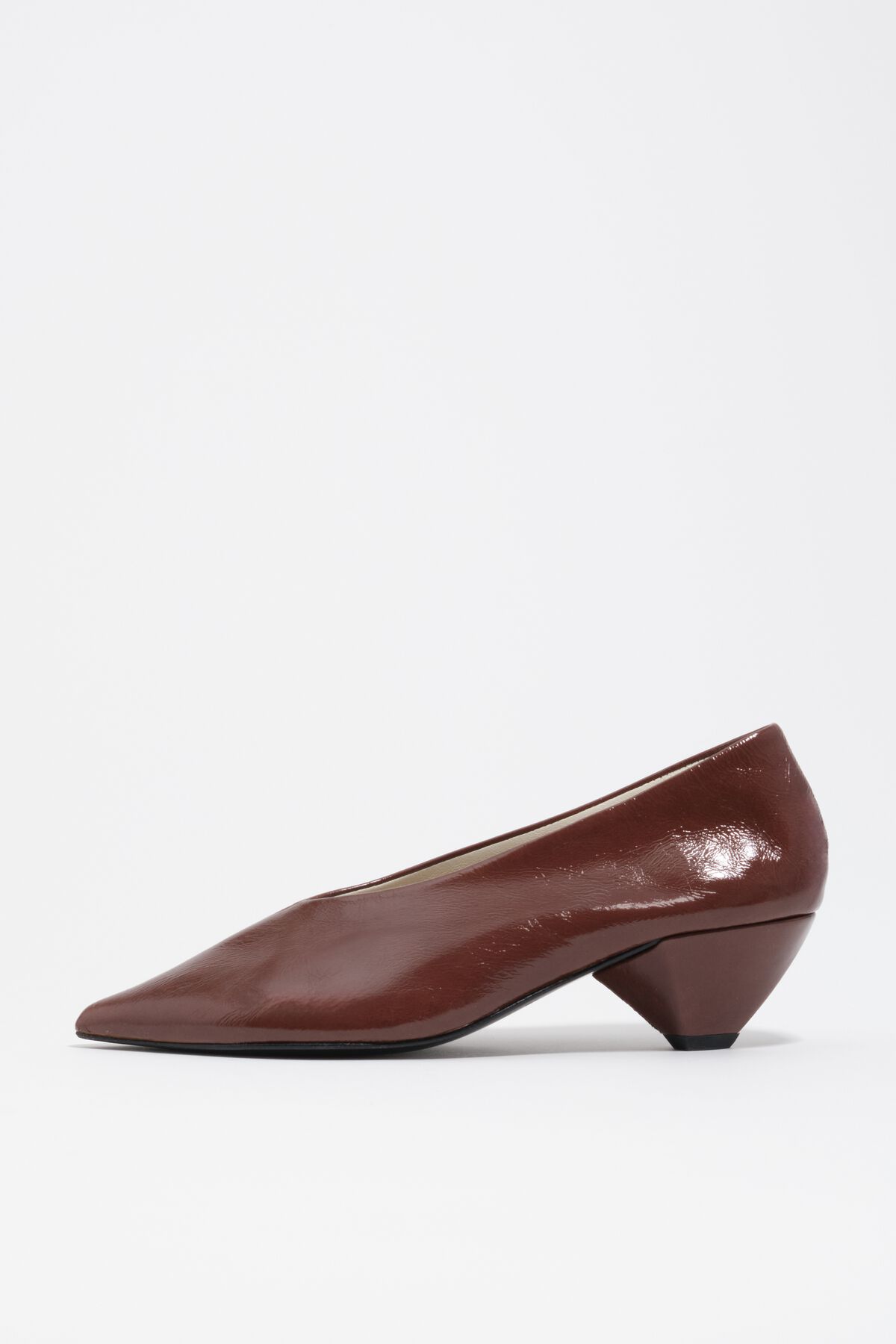 Brown leather mid-heel pump