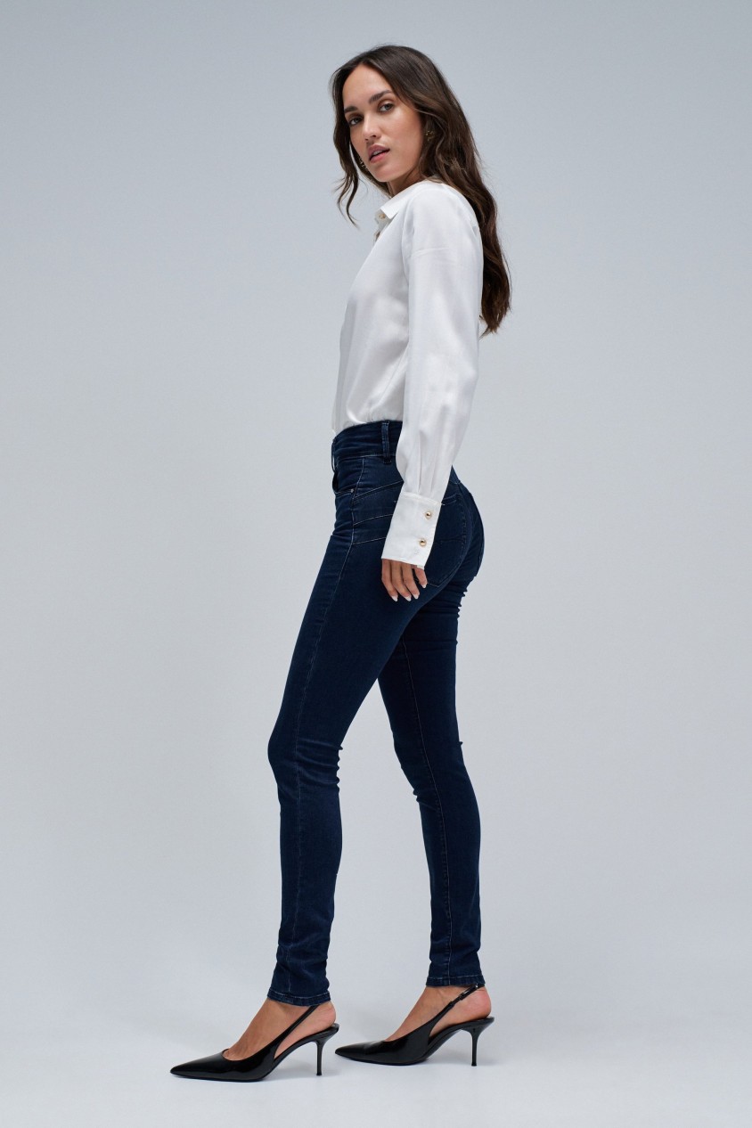 SECRET PUSH IN SKINNY JEANS