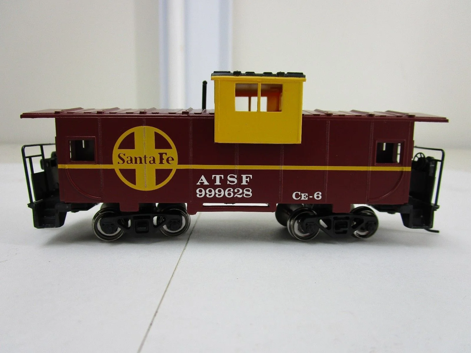 Santa Fe - 36' Wide-Vision Caboose Bachmann BAC17702