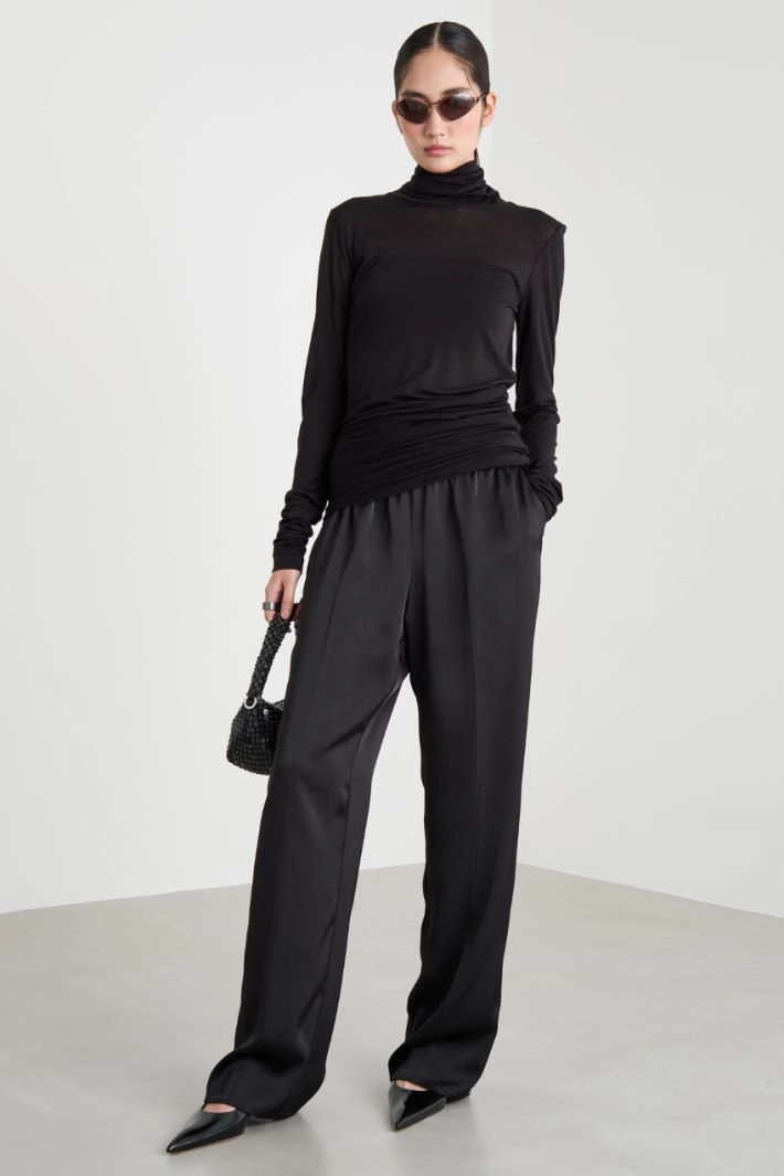 Asymmetric hem polo neck - BLACK