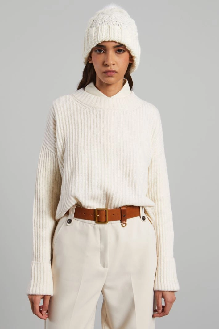 Beanie with pom pom - WHITE