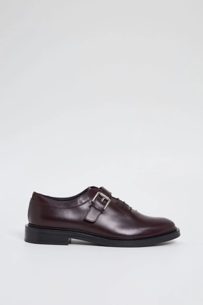 Lace-up shoes with leather buckle - BORDEAUX