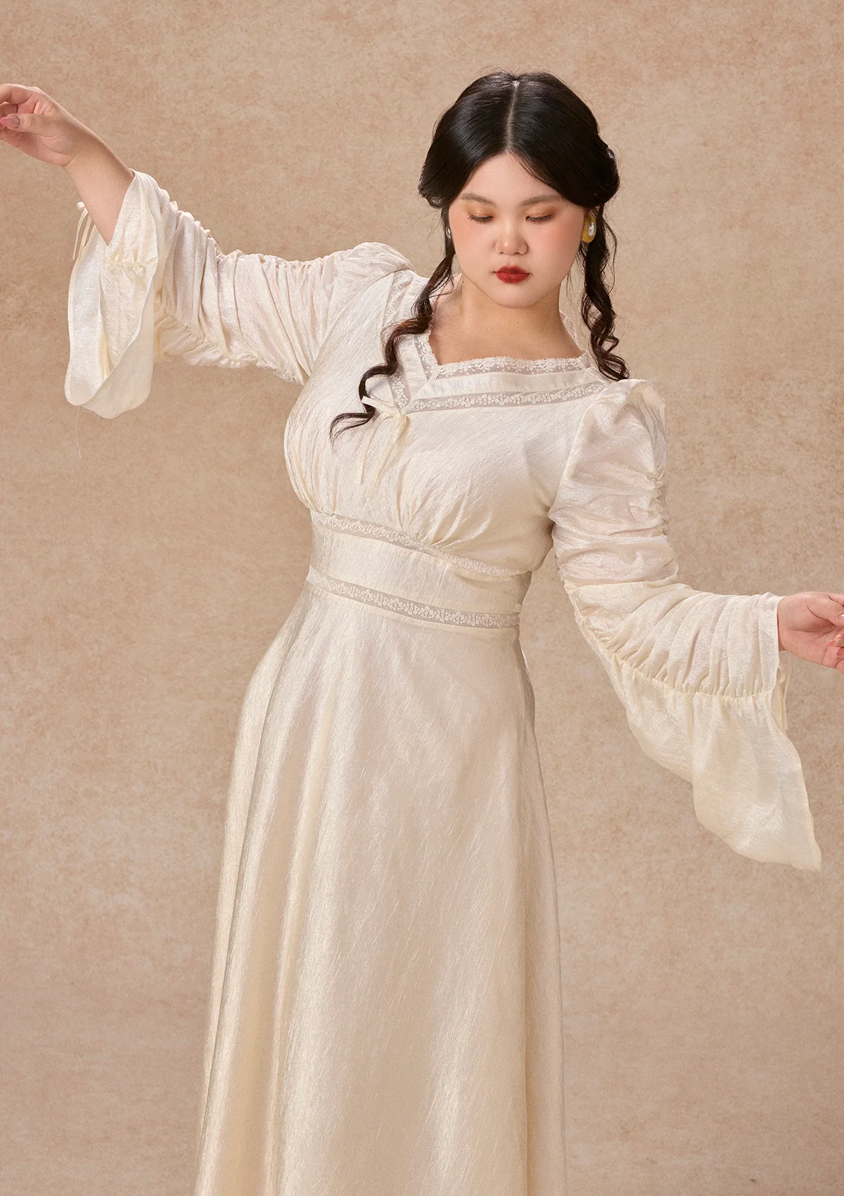 Curve&Plus Flowing Light Hymn Dress
