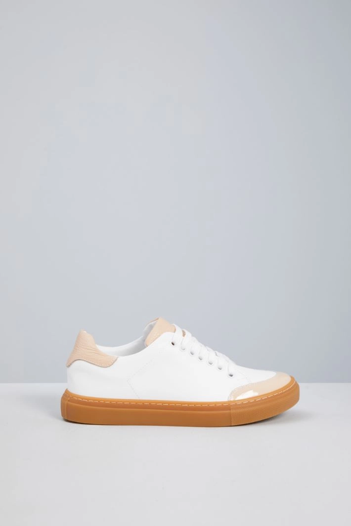 Sneakers with patent inserts - WHITE