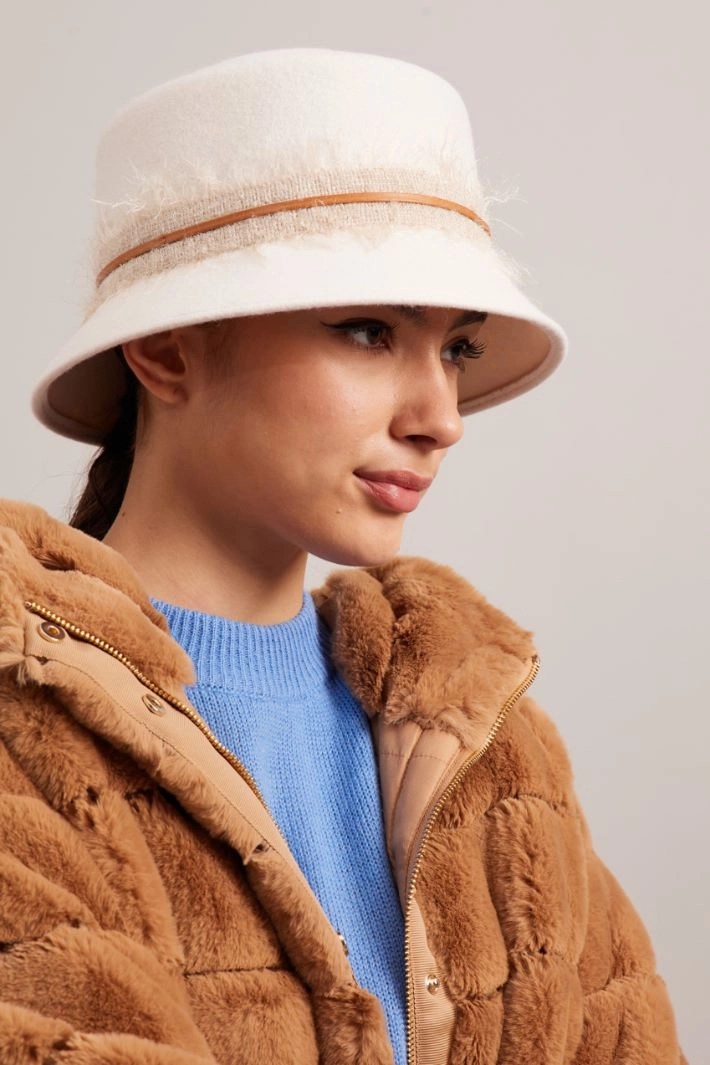 Cloche hat with a gauze ribbon - WHITE MILK BEIGE