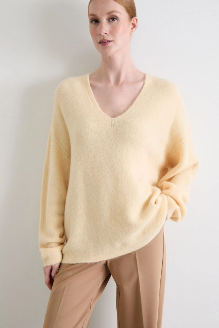 V-neck sweater - CREAM