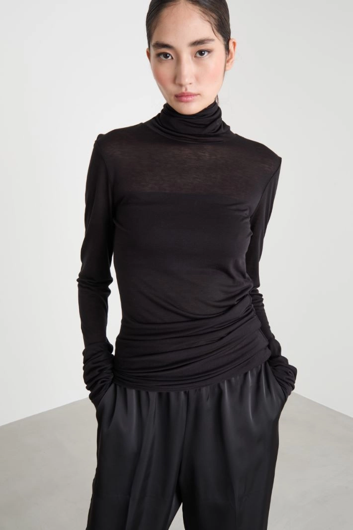 Asymmetric hem polo neck - BLACK