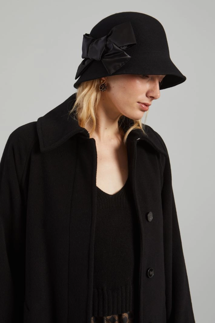 Cloche with maxi bow detail - BLACK