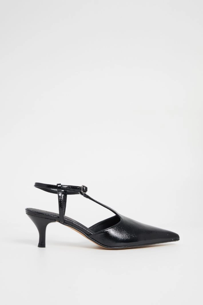 Pumps  with a patent finish - BLACK