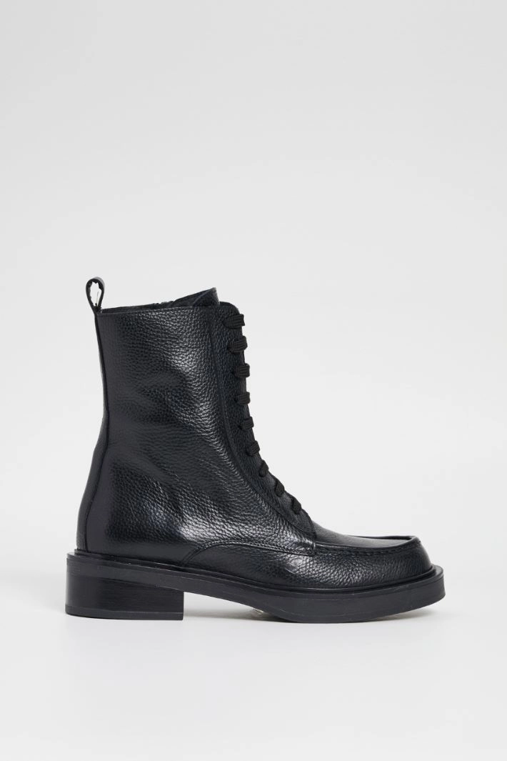Ankle boots with stitching - BLACK