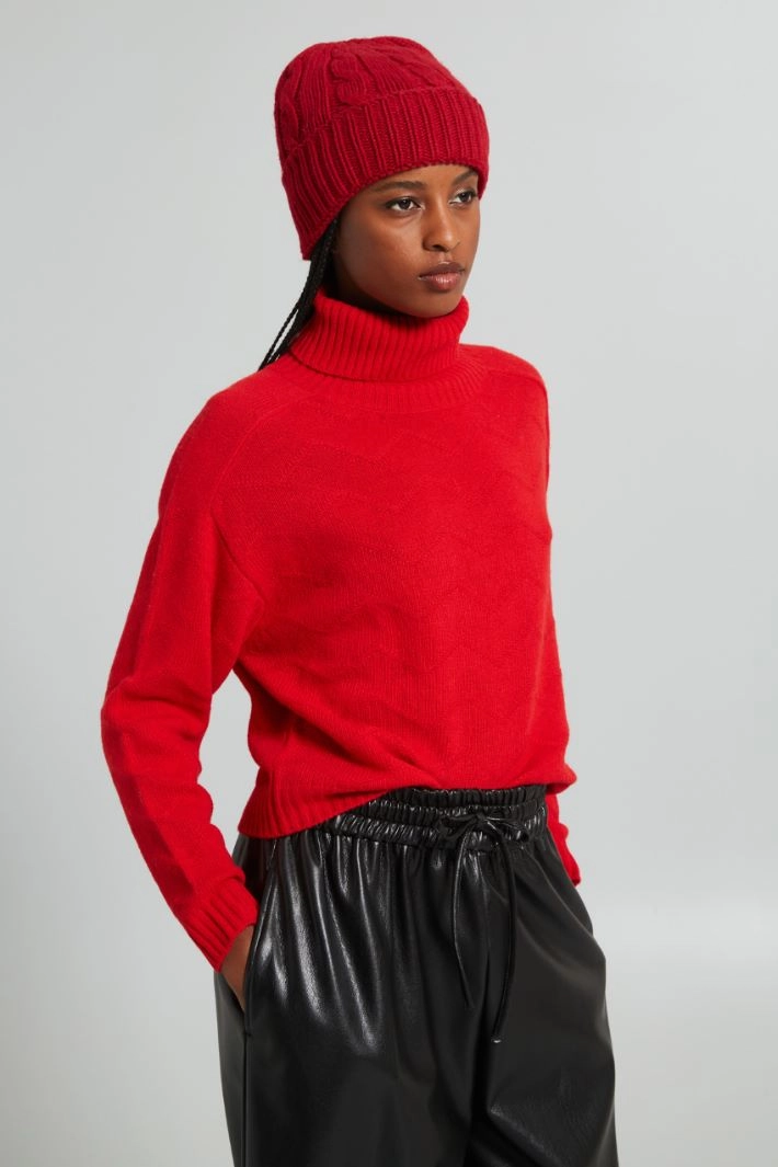Cable-knit beanie hat - RED