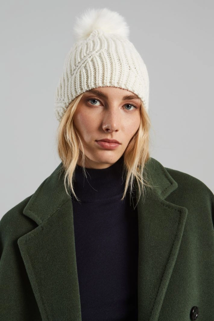 Beanie with pom pom - WHITE CREAM