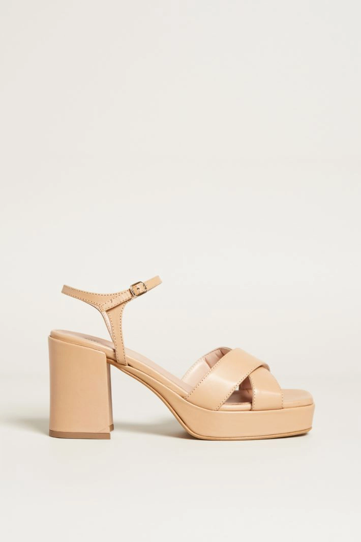 Sandals with crossed straps - PINK