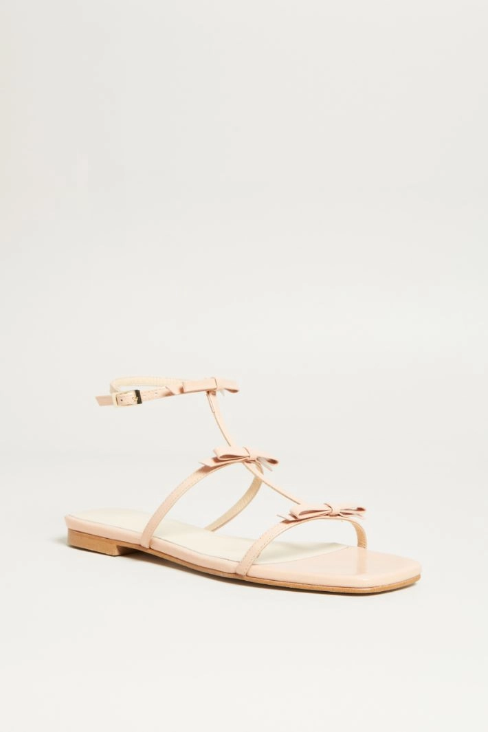 Flat sandals with bows - POWDER PINK