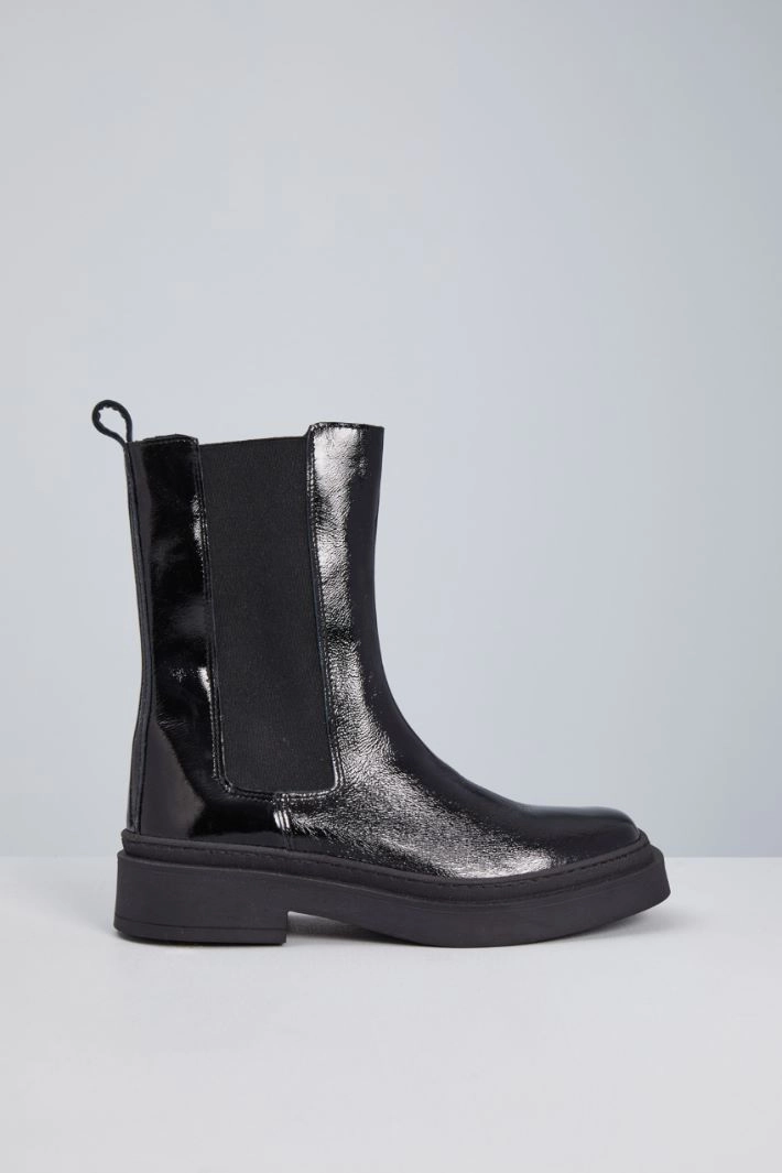 Patent boots with elastic insert - BLACK
