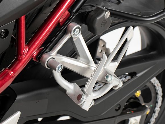 Hepco & Becker footrest Passenger offset kit - silverHONDA 750 CB 750 HORNET - 2023 - 2025Ref: Hbe04668A / 42159541 00 09