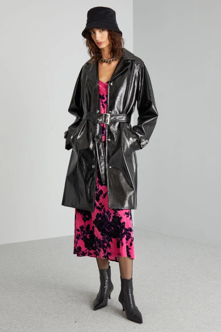 Trench coat in glossy patent leather - BLACK