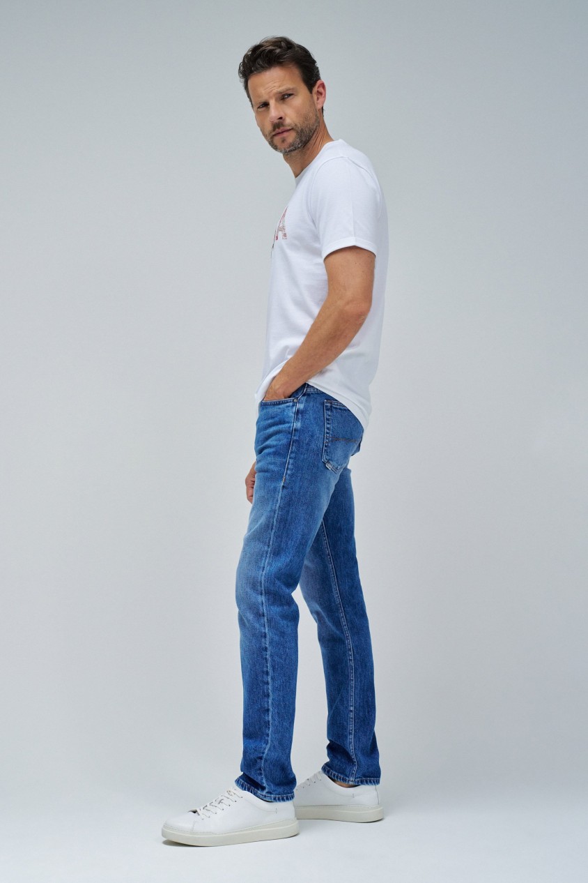 T-SHIRT WITH BRANDING