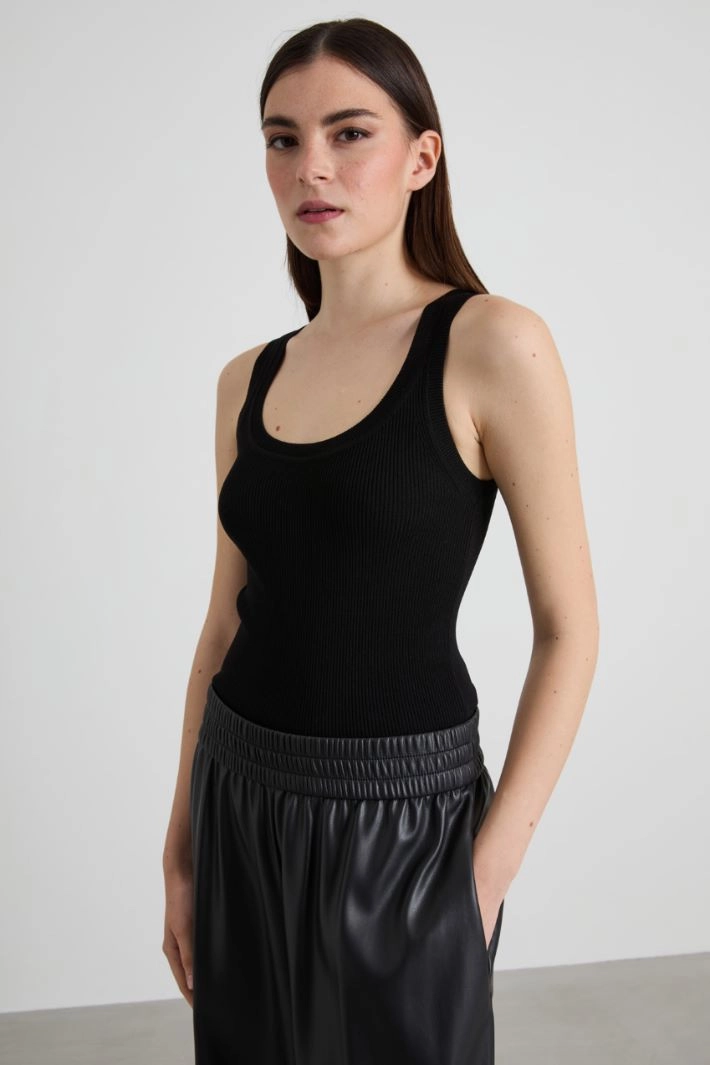 Crepe yarn top - BLACK