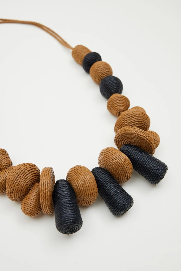 Woven straw bead necklace - CAMEL BLACK