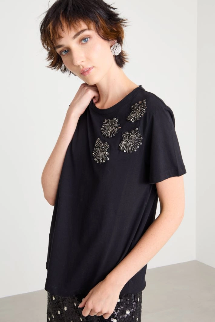 T-shirt with bejewelled embroidery - BLACK