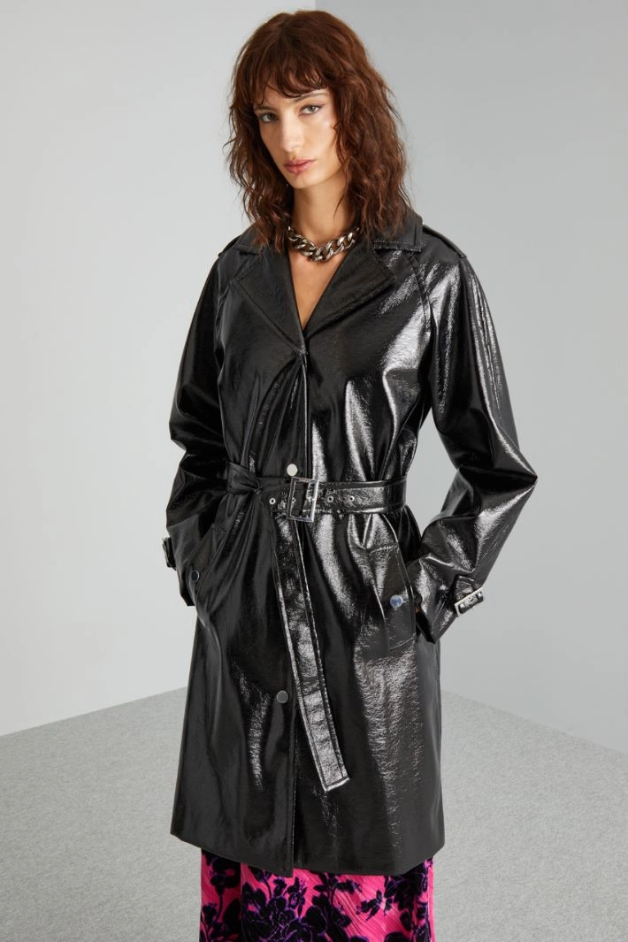 Trench coat in glossy patent leather - BLACK