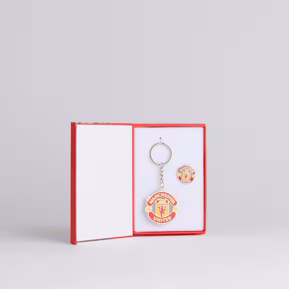 Manchester United Keyring & Badge Set Red