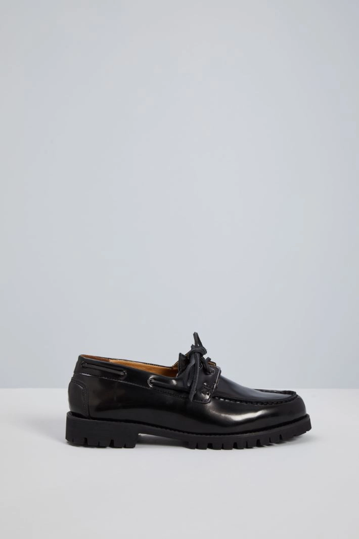 Glossy laced shoes - BLACK