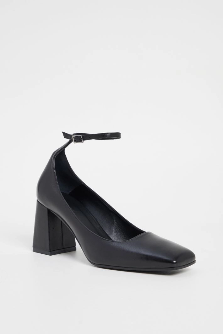 Column heel shoes - BLACK