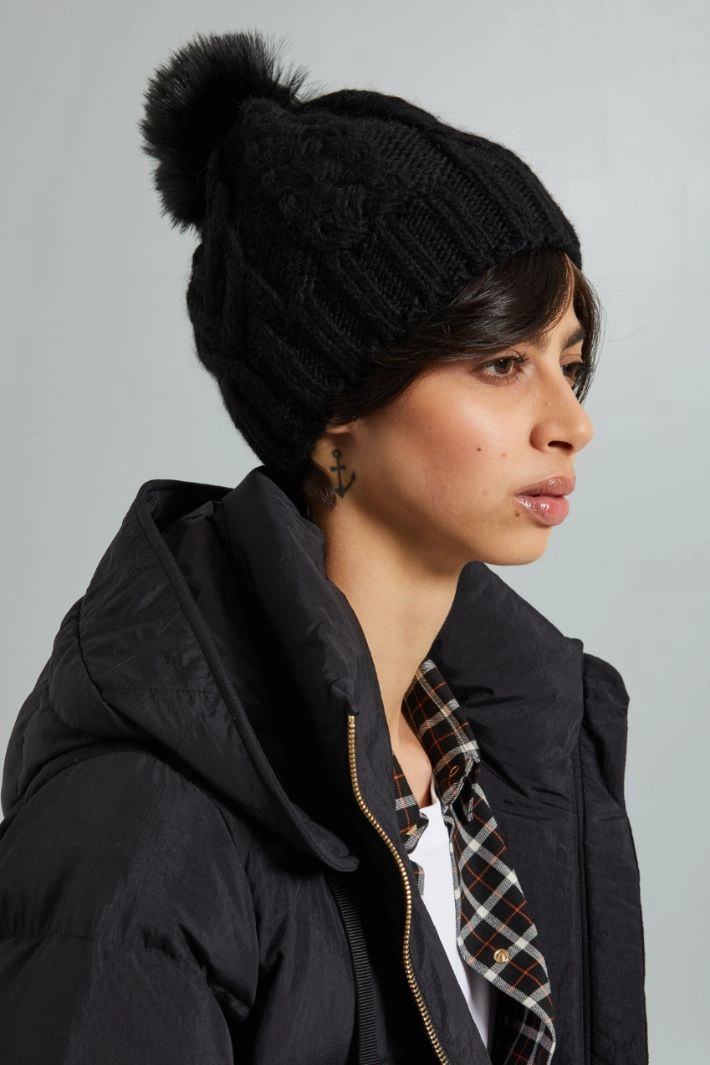 Braided beanie hat with pom pom - BLACK
