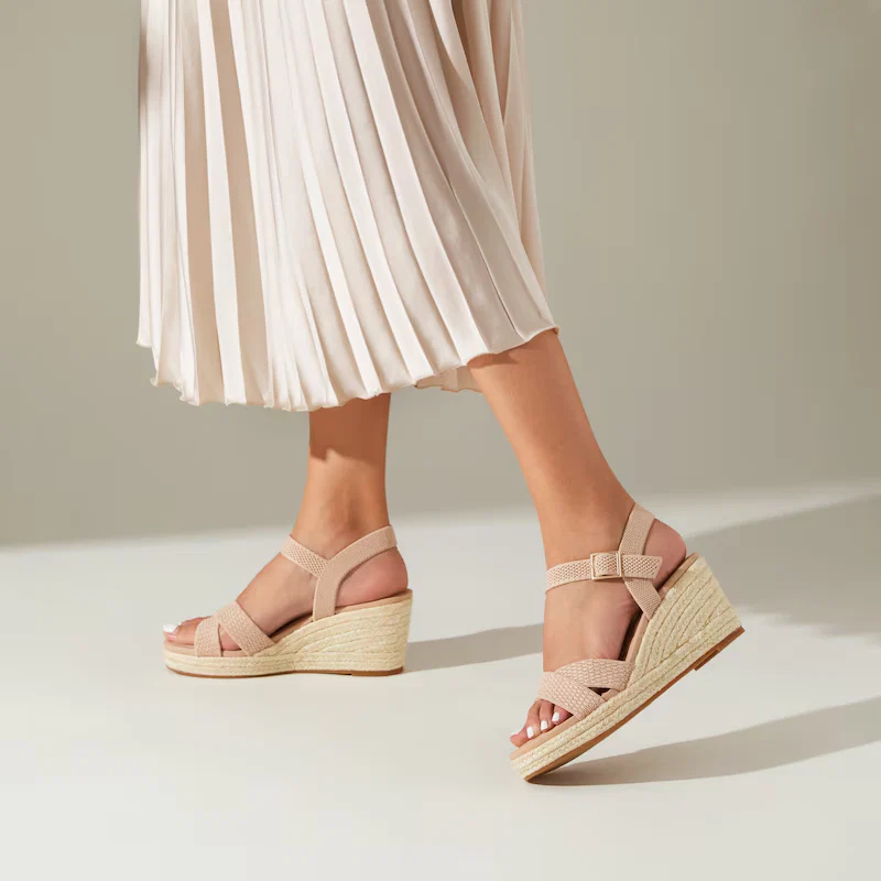 Round-toe Wedge Sandals (Sally Pro)