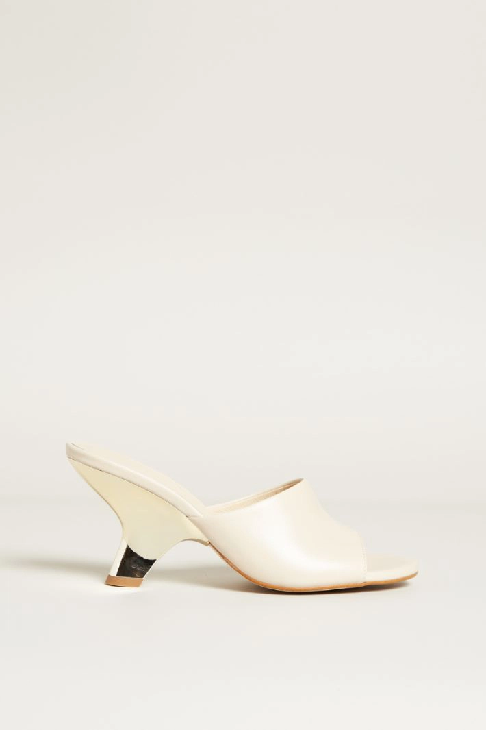 Open-toe sabot - LIGHT BEIGE