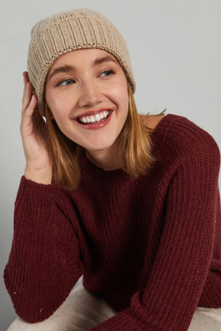 Cable-knit beanie hat - SAND