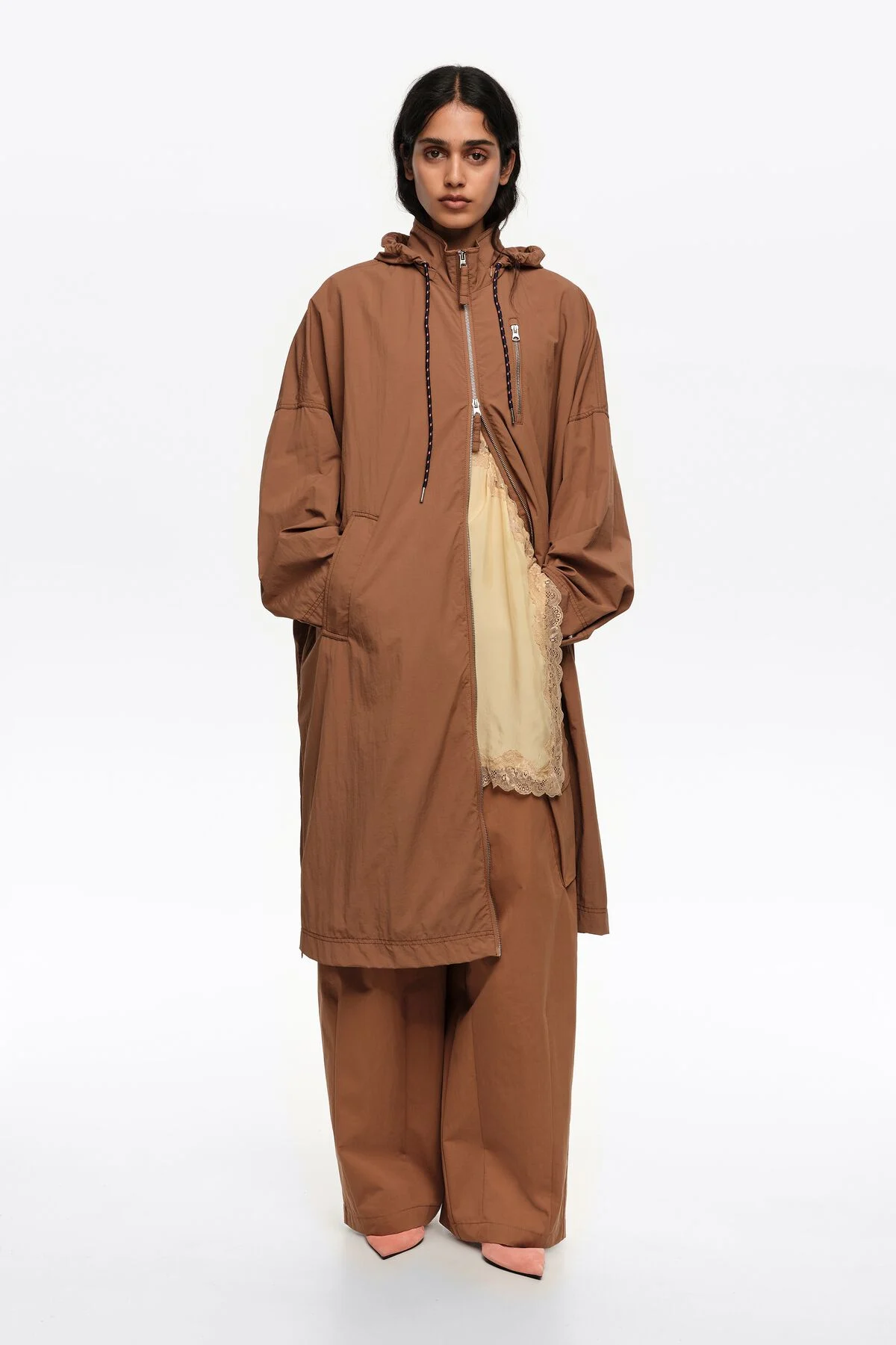 Long light brown fluid trench