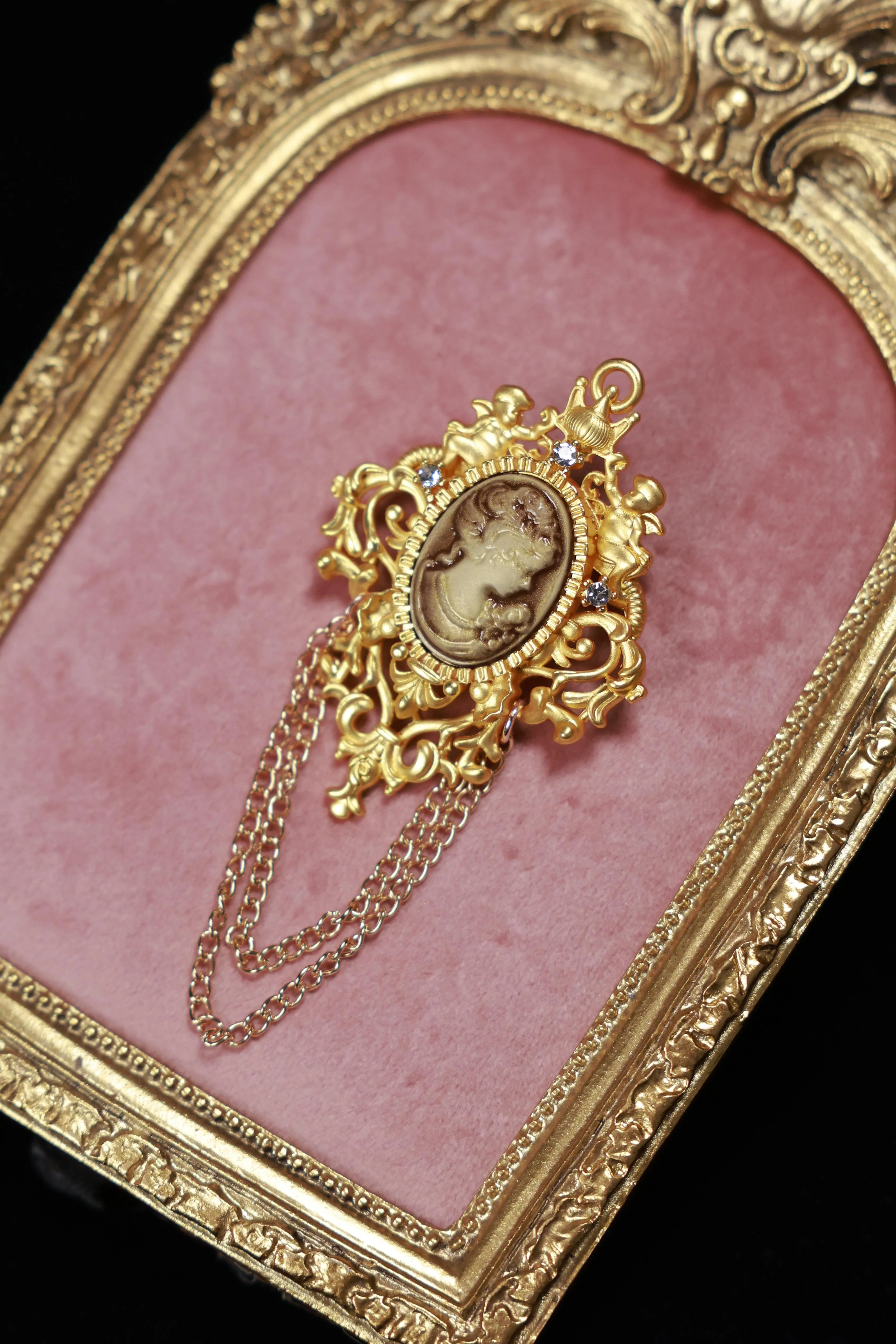 Grape Grinda Brooch