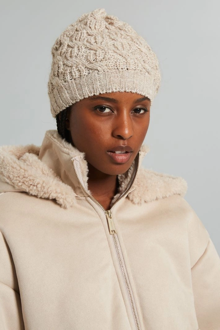 Cable-knit beanie hat - SAND GOLD