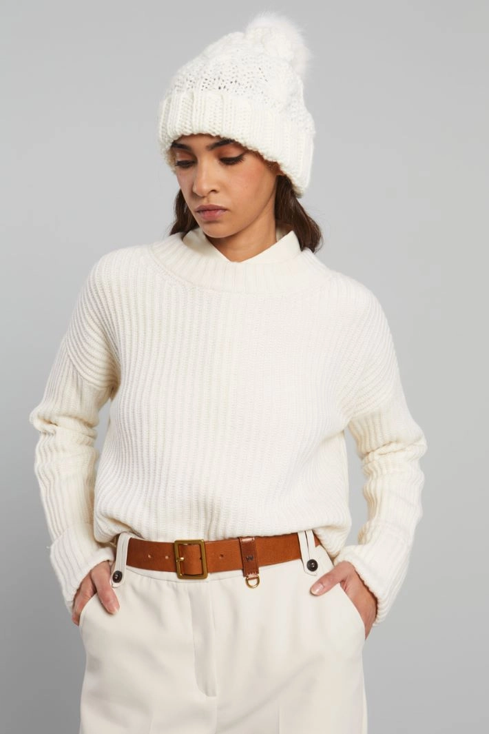 Beanie with pom pom - WHITE