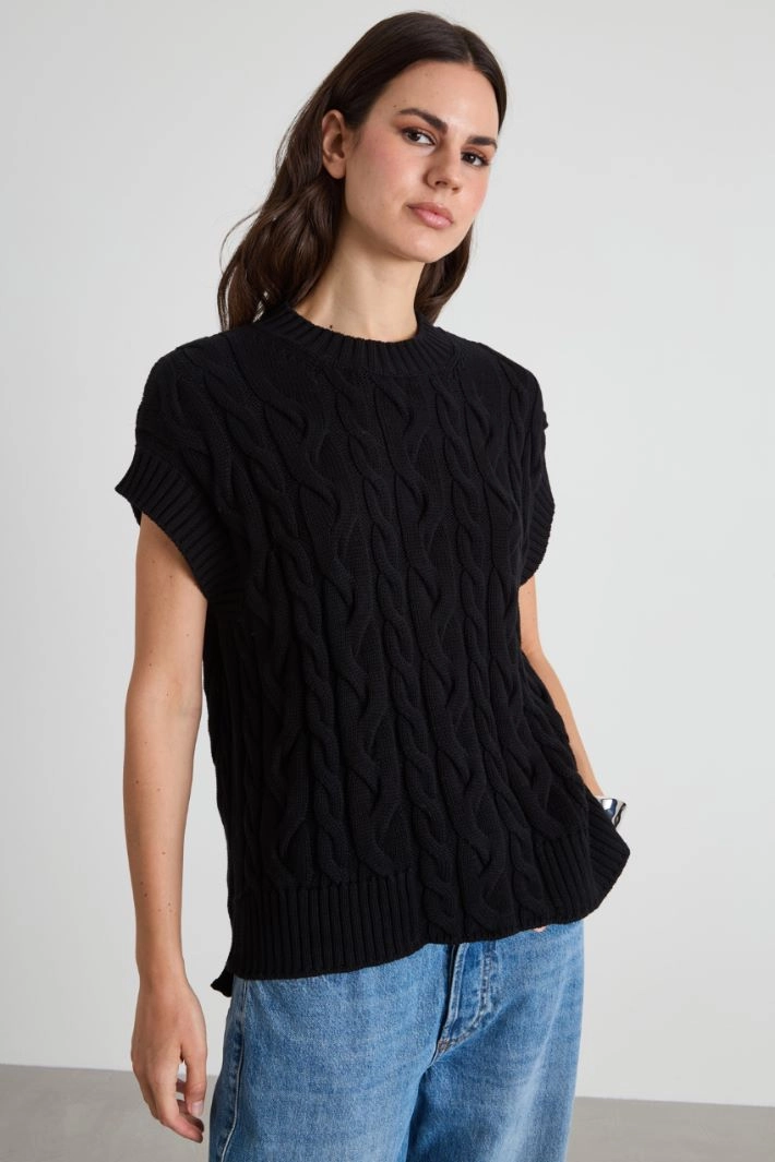 Cable-knit cotton yarn gilet - BLACK