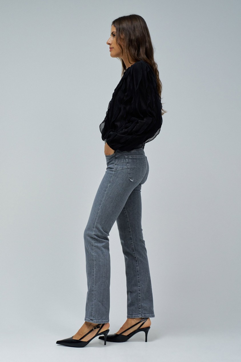 SECRET PUSH IN STRAIGHT JEANS