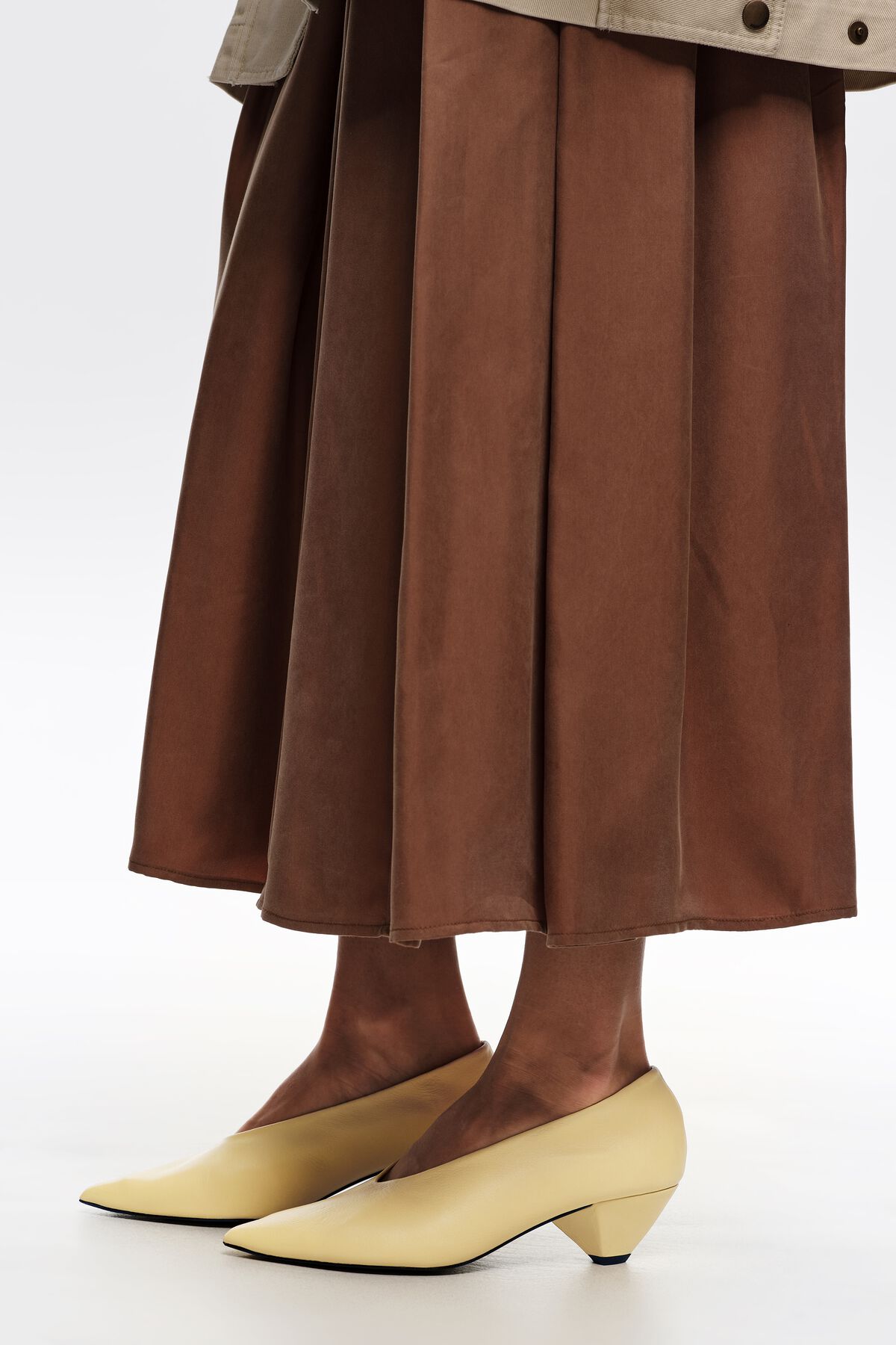 Yellow leather mid-heel pump