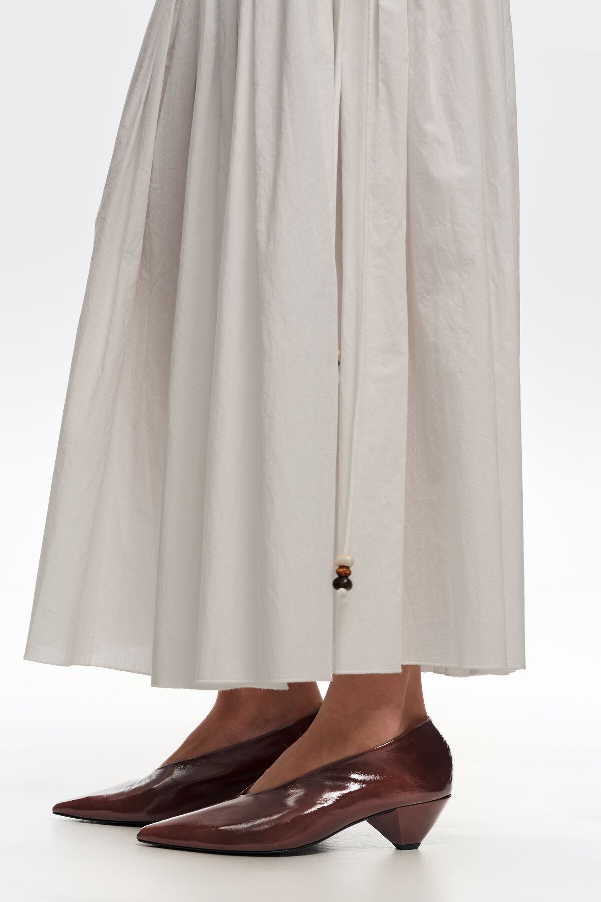 Brown leather mid-heel pump