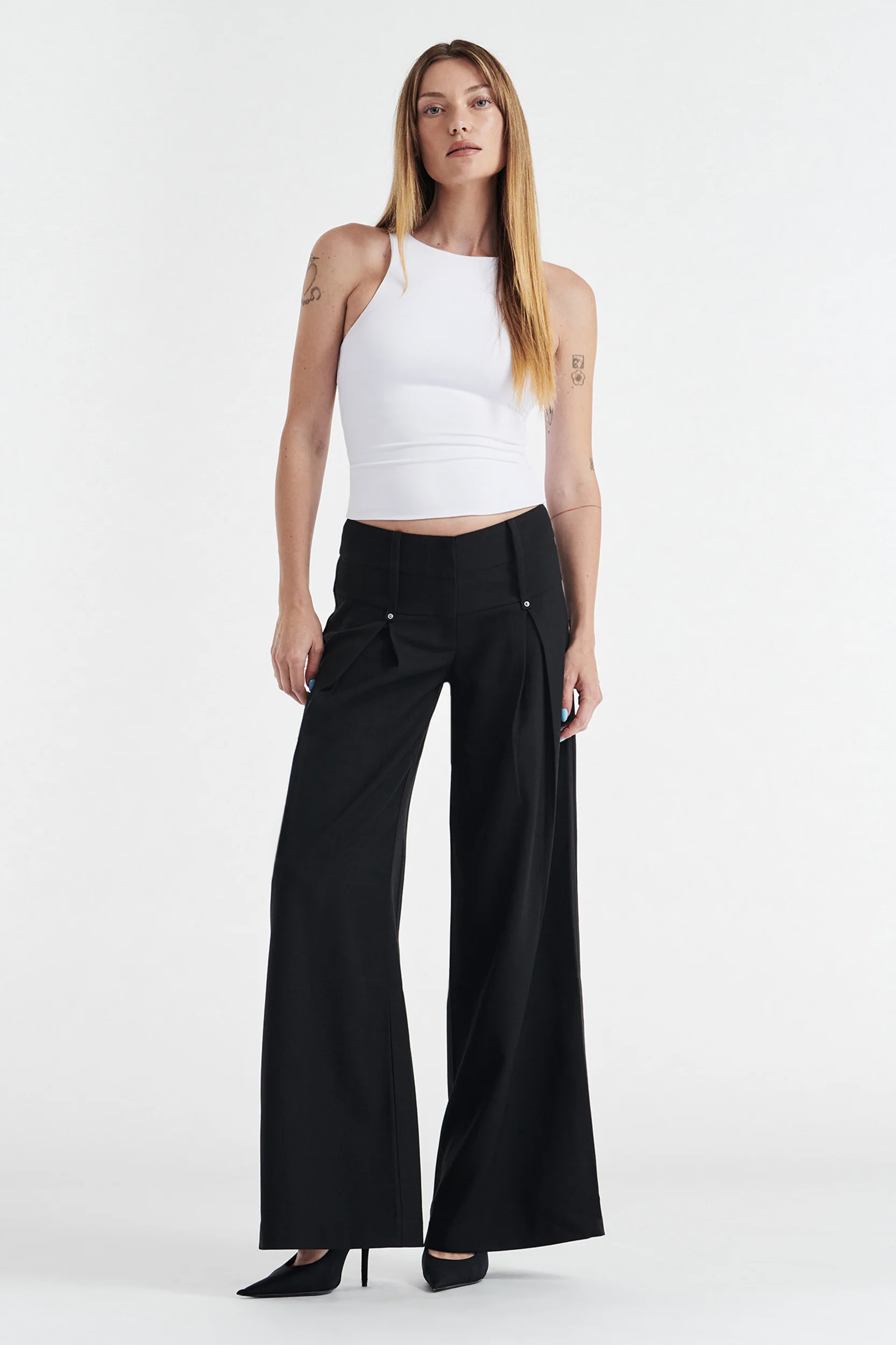 Sophie Basic Sleeveless Tank With Shelf Bra - White