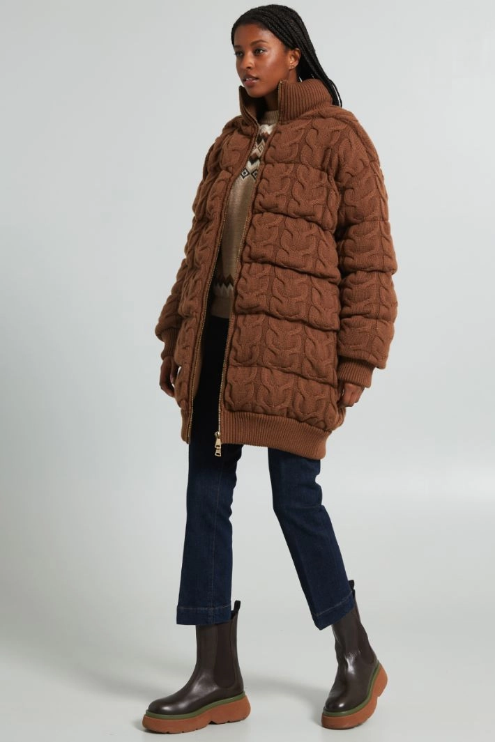 Knitted puffer jacket - BROWN