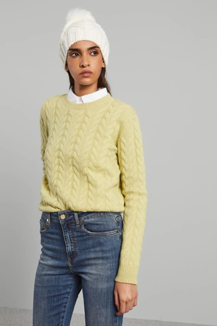 Braided beanie hat with pom pom - WHITE