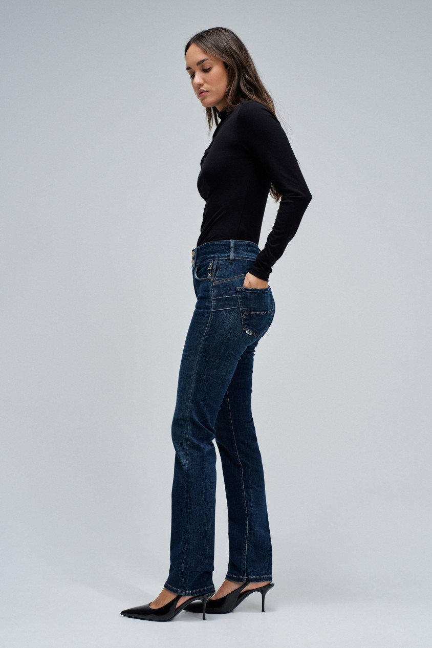 SECRET PUSH IN SLIM JEANS