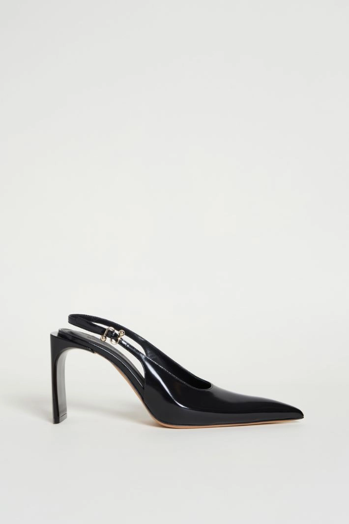 Pointed-toe leather slingbacks - BLACK