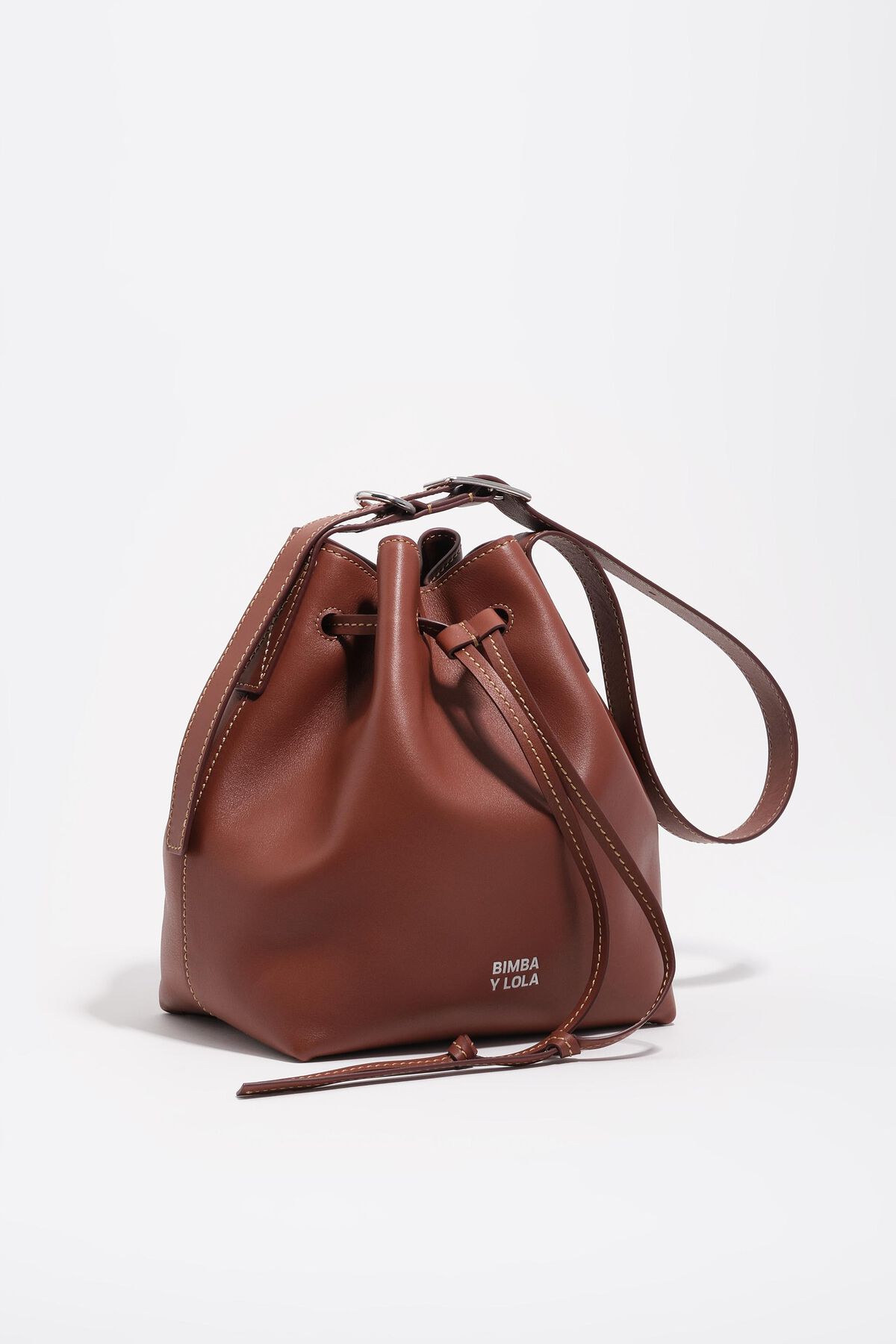 Large walnut leather Carlino bucket bag