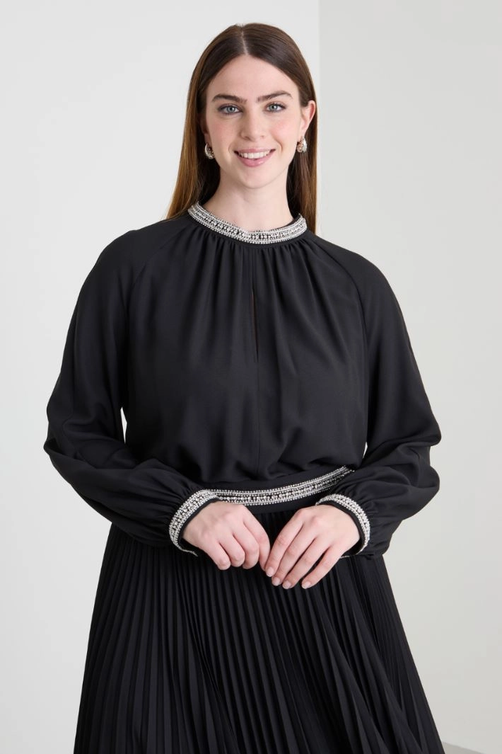 Crepe dress with embroidery - BLACK