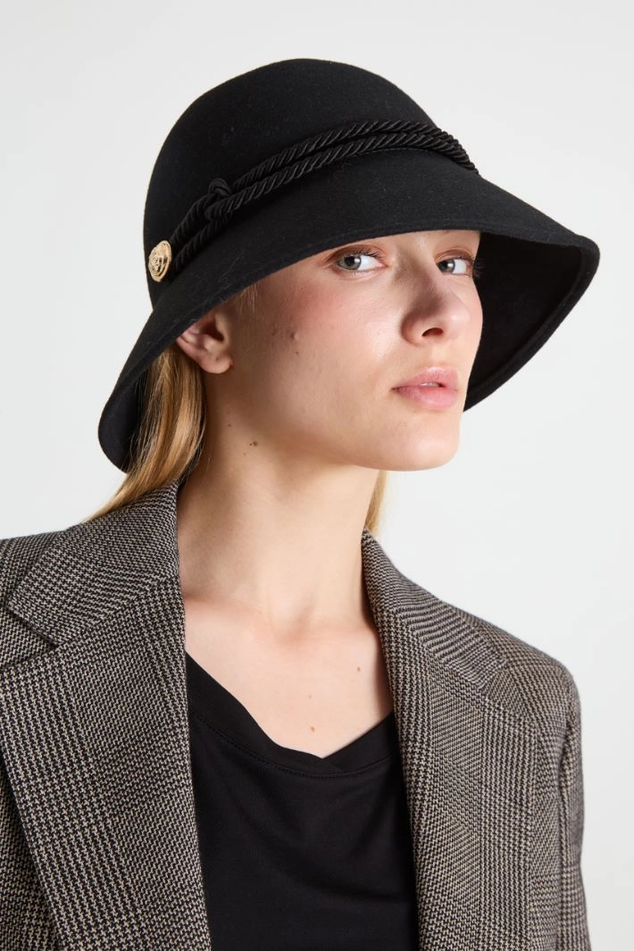 Cloche in pure wool felt - BLACK