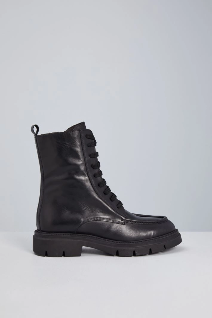 Combat boots with stitched pattern - BLACK